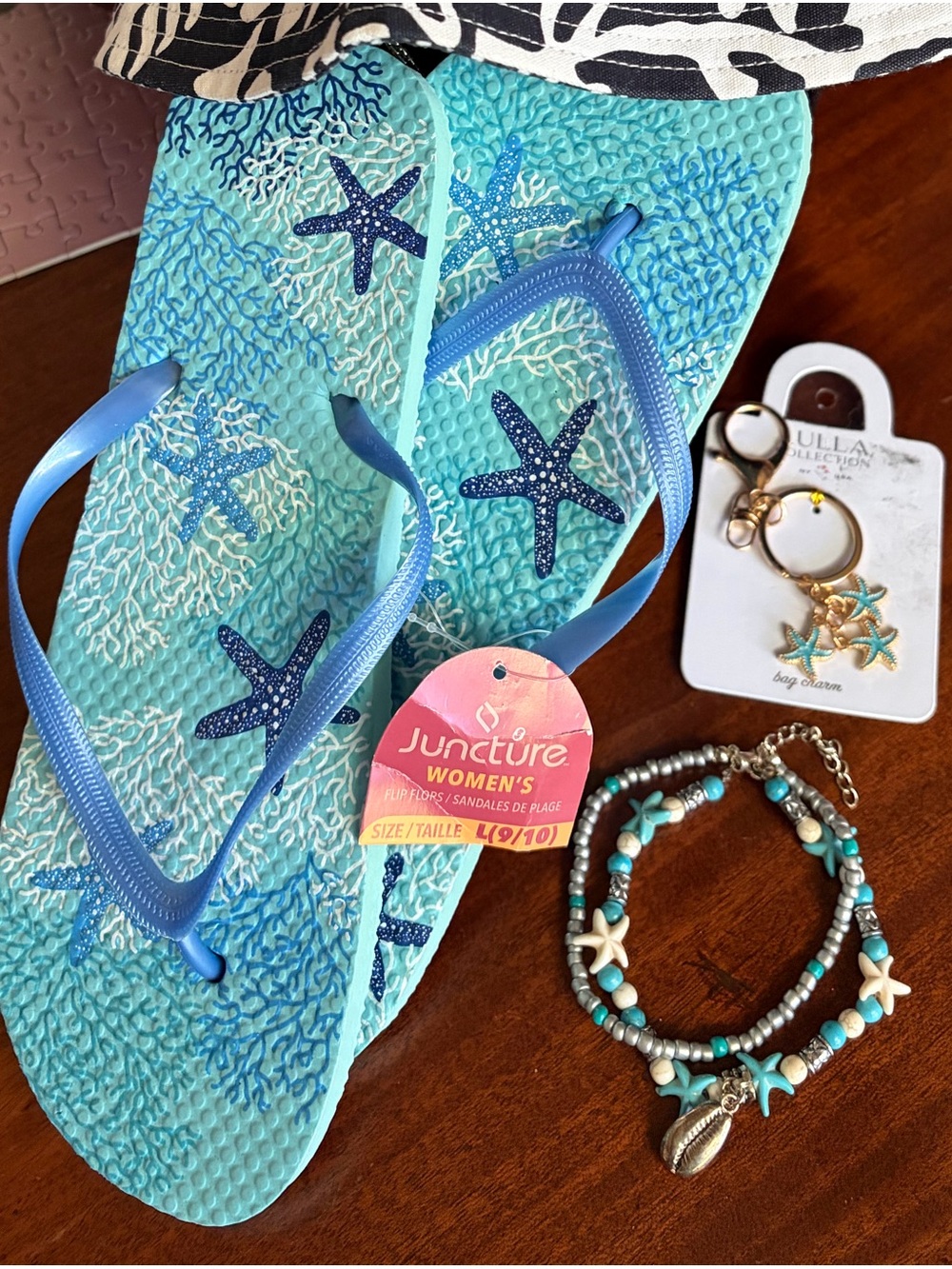 New 3 piece Starfish bundle flip flops size 9/10, anklet and keychain/bag charm